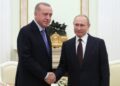 Foto dokumentasi menunjukkan Presiden Rusia Vladimir Putin (kanan) bertemu dengan Presiden Turkiye Recep Tayyip Erdogan di Moskow, Rusia, pada 5 Maret 2020. (Xinhua/Sputnik)