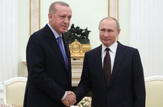 Foto dokumentasi menunjukkan Presiden Rusia Vladimir Putin (kanan) bertemu dengan Presiden Turkiye Recep Tayyip Erdogan di Moskow, Rusia, pada 5 Maret 2020. (Xinhua/Sputnik)