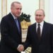 Foto dokumentasi menunjukkan Presiden Rusia Vladimir Putin (kanan) bertemu dengan Presiden Turkiye Recep Tayyip Erdogan di Moskow, Rusia, pada 5 Maret 2020. (Xinhua/Sputnik)