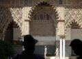 Sejumlah wisatawan berjalan saat gelombang panas melanda, di Sevilla, Spanyol, pada 2 Juli 2025. (Xinhua/Li Jing)