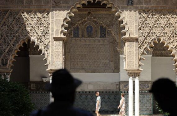 Sejumlah wisatawan berjalan saat gelombang panas melanda, di Sevilla, Spanyol, pada 2 Juli 2025. (Xinhua/Li Jing)