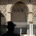 Sejumlah wisatawan berjalan saat gelombang panas melanda, di Sevilla, Spanyol, pada 2 Juli 2025. (Xinhua/Li Jing)