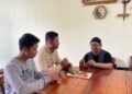 Foto yang diabadikan pada 23 Juli 2025 ini menampilkan praktisi pengobatan tradisional Arief Aditama (kanan) sedang meramu pengobatan tradisional di Rumah Sehat Toms Hepi di Sleman, Daerah Istimewa Yogyakarta. (Xinhua/Prabowo Destyan)