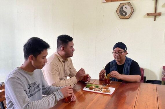 Foto yang diabadikan pada 23 Juli 2025 ini menampilkan praktisi pengobatan tradisional Arief Aditama (kanan) sedang meramu pengobatan tradisional di Rumah Sehat Toms Hepi di Sleman, Daerah Istimewa Yogyakarta. (Xinhua/Prabowo Destyan)