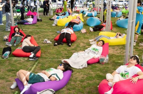Para peserta berpartisipasi dalam kompetisi tidur di Seoul, Korea Selatan (Korsel), pada 18 Mei 2024. Sebuah kompetisi tidur diadakan di Taman Sungai Han Yeouido di Seoul pada Sabtu (18/5) untuk membantu warga bersantai dan merasakan asyiknya tidur siang di luar ruangan. (Xinhua/Yao Qilin)