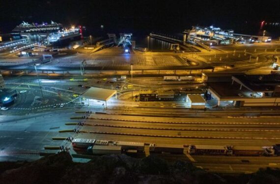 Foto yang diabadikan di Dover, Inggris, pada 31 Desember 2020 ini menunjukkan suasana di Pelabuhan Dover setelah berakhirnya masa transisi Brexit. (Xinhua/Tim Ireland)