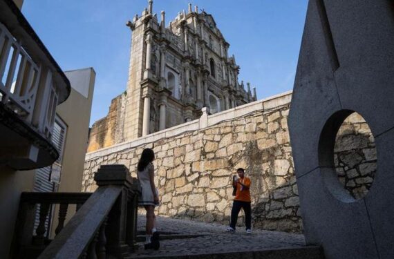 Para wisatawan mengunjungi Reruntuhan St. Paul di Makau, China selatan, pada 9 Juli 2025. (Xinhua/Cheong Kam Ka)