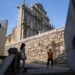 Para wisatawan mengunjungi Reruntuhan St. Paul di Makau, China selatan, pada 9 Juli 2025. (Xinhua/Cheong Kam Ka)