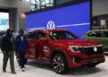 Sejumlah orang mengunjungi area ekshibisi Volkswagen Group dalam ajang New York International Auto Show 2025 di Javits Center di New York, Amerika Serikat, pada 16 April 2025. (Xinhua/Liu Yanan)