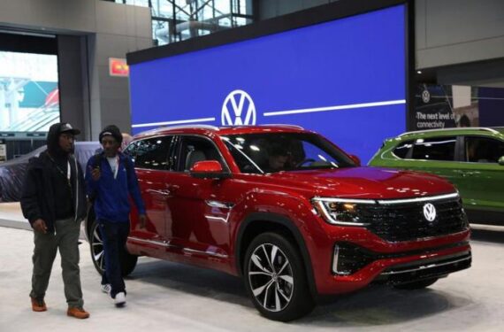 Sejumlah orang mengunjungi area ekshibisi Volkswagen Group dalam ajang New York International Auto Show 2025 di Javits Center di New York, Amerika Serikat, pada 16 April 2025. (Xinhua/Liu Yanan)
