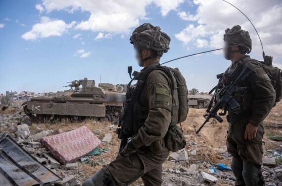 Foto yang dirilis oleh Pasukan Pertahanan Israel (Israel Defense Forces/IDF) pada 19 Mei 2025 ini menunjukkan sejumlah pasukan Israel saat menjalankan operasi di Jalur Gaza. (Xinhua/IDF)