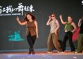 Sejumlah penari asal Kazakhstan tampil dalam pertunjukan tari jalanan (street dance) di Karamay, Daerah Otonom Uighur Xinjiang, China barat laut, pada 3 Agustus 2025. (Xinhua/Ding Lei)