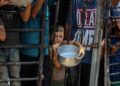 Pengungsi Palestina menunggu untuk mendapatkan makanan gratis di sebelah barat Gaza City pada 10 Agustus 2025. (Xinhua/Rizek Abdeljawad)
