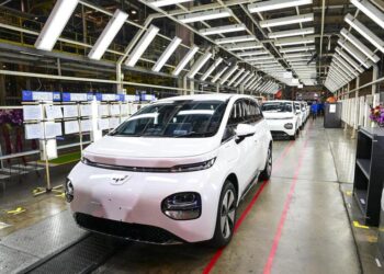 Wuling Cloud EV dipamerkan dalam sebuah upacara di Cikarang, Provinsi Jawa Barat, pada 27 November 2024. (Xinhua/Zulkarnain)