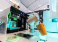 Sebuah robot membuat kopi dalam ajang Pameran China-Asia Selatan (China-South Asia Expo) ke-9 di Kunming, Provinsi Yunnan, China barat daya, pada 22 Juni 2025. (Xinhua/Gao Yongwei)
