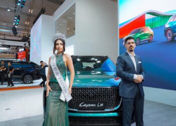 Miss Universe Indonesia Clara Shafira berfoto bersama mobil hybrid asal China, Lepas L8, yang resmi diluncurkan dalam pameran GAIKINDO Indonesia International Auto Show (GIIAS) 2025 di ICE BSD City, Tangerang, Provinsi Banten, pada 23 Juli 2025. (Sumber: Lepas Indonesia)