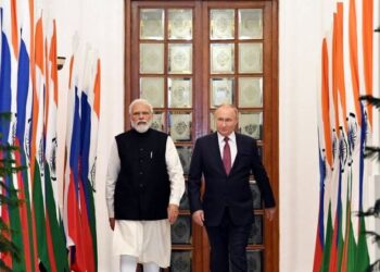 Perdana Menteri India Narendra Modi (kiri) bertemu dengan Presiden Rusia Vladimir Putin di Hyderabad House di New Delhi, India, pada 6 Desember 2021. (Xinhua/PIB)
