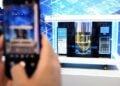 Seorang pengunjung mengabadikan foto sebuah model komputer kuantum superkonduktor Origin Wukong yang dipamerkan dalam ajang Konvensi Manufaktur Dunia (World Manufacturing Convention) 2024 di Hefei, Provinsi Anhui, China timur, pada 20 September 2024. (Xinhua/Huang Bohan)