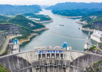Foto dokumentasi yang diabadikan pada 22 Juni 2021 ini menunjukkan sebuah pembangkit listrik tenaga air di Sungai Wujiang di Kota Zunyi, Provinsi Guizhou, China barat daya. (Xinhua/Tao Liang)
