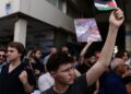 Orang-orang menggelar aksi protes di Tel Aviv, Israel tengah, pada 29 Juli 2025, menyerukan pencabutan seluruh pembatasan terhadap bantuan kemanusiaan ke Jalur Gaza dan agar gencatan senjata segera diberlakukan. (Xinhua/JINI/Tomer Neuberg)
