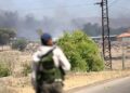 Asap mengepul saat bentrokan di Wolgha, pedesaan barat Sweida, Suriah selatan, pada 18 Juli 2025. (Xinhua/Str)