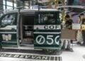 Sejumlah orang mengamati sebuah kendaraan listrik (electric vehicle/EV) yang diproduksi di Liuzhou dalam Pameran China-ASEAN (China-ASEAN Expo) ke-22 di Nanning, Daerah Otonom Etnis Zhuang Guangxi, China selatan, pada 18 September 2025. (Xinhua/Zhang Ailin)