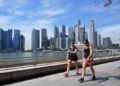 Orang-orang melintasi jalan di Singapura pada 17 Februari 2022. (Xinhua/Then Chih Wey)