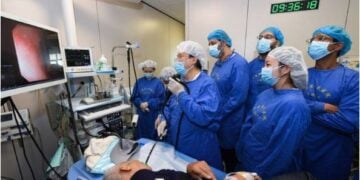 Foto dokumentasi diambil pada 1 Agustus 2023 menunjukkan sejumlah tenaga kesehatan mancanegara yang mengikuti seminar medis menyaksikan Fan Zhining, ahli endoskopi pencernaan, melakukan operasi di pusat endoskopi pencernaan Rumah Sakit Provinsi Jiangsu di Nanjing, ibu kota Provinsi Jiangsu, China timur. (Xinhua/Ji Chunpeng)